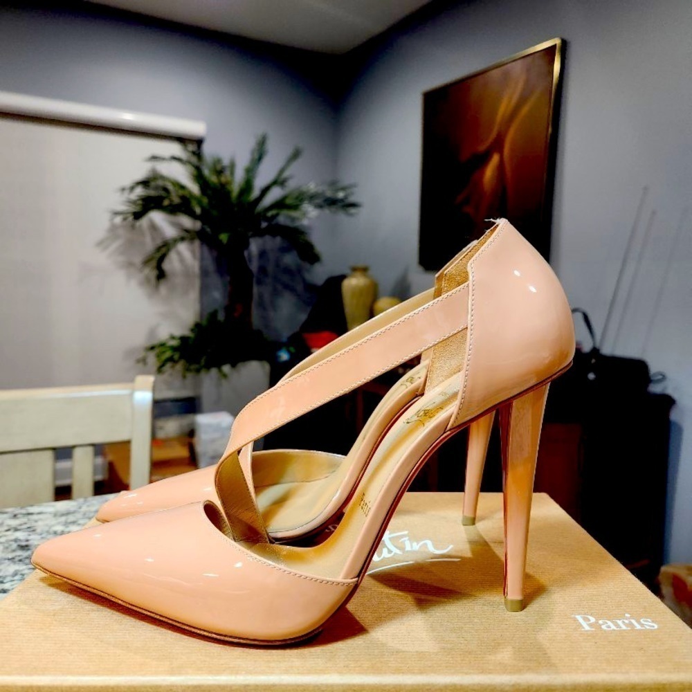 New Christian Louboutin Astrid Pump in Nude Patent Leather Size 39 100mm